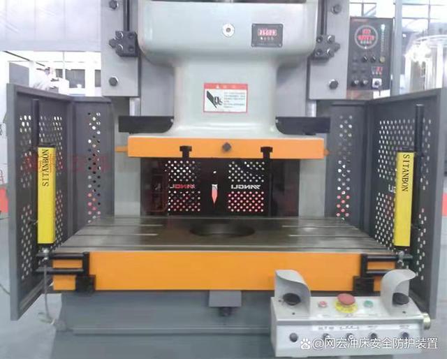 网宏高端联动带侧锁机构冲床安全门 满足日企严苛要求的冲压设备防护解决方案